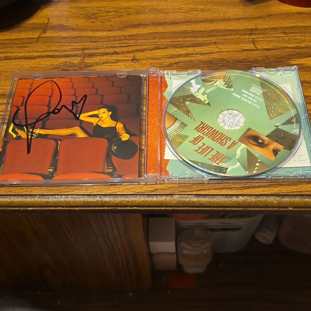 Signed Taylor Swift Life Of A Showgirl Cd - Picture 2 of 3